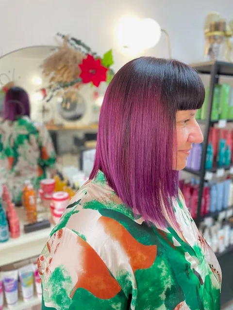 Coupe au carré lisse avec une coloration violette et magenta.