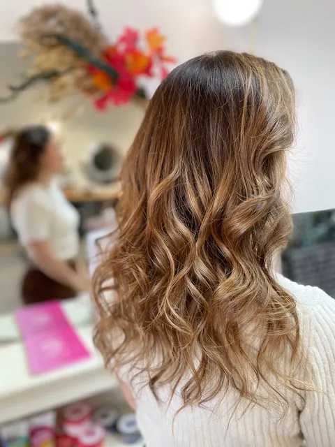 Cheveux longs bruns coiffés en ondulations souples.